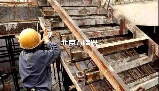 你的工地還在現(xiàn)場加工鋼筋嗎？那就out了！插圖